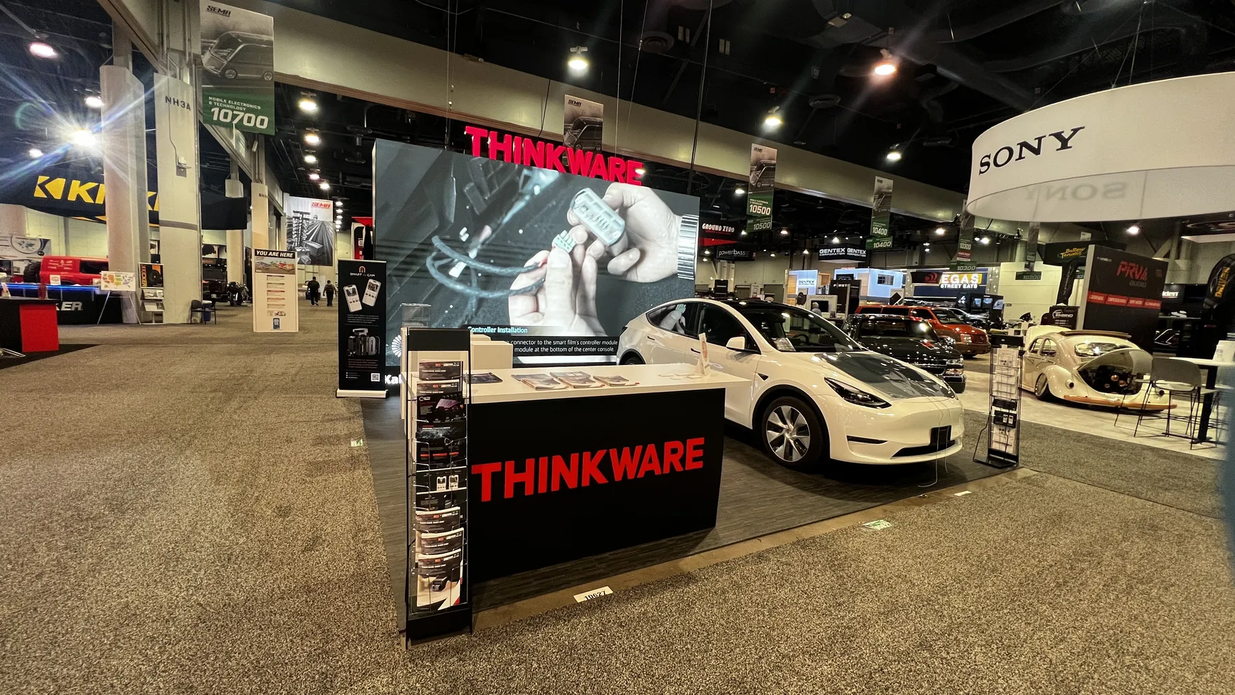 Thinkware live product display during exhibition traffic